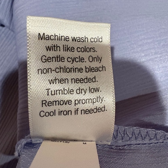 Nine West women’s size medium blue textured top button up, V-neck, tie knot NWT - Picture 7 of 7